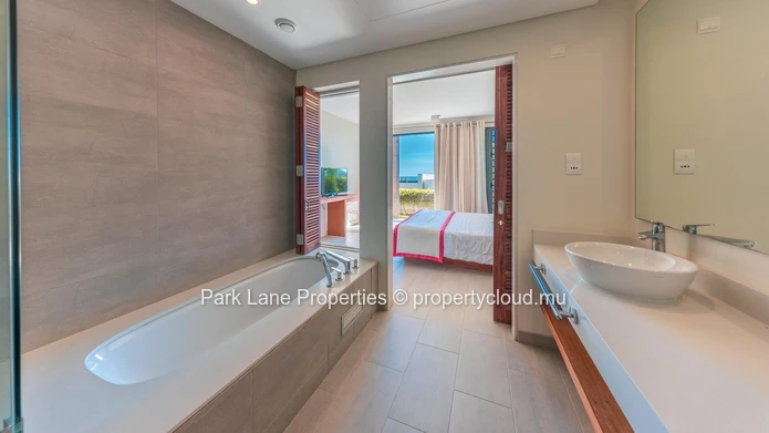 Home style apartment with magnificent sea and mountain views (Sole Mandate)