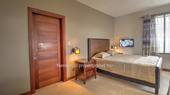 Modern single-storey villa with 6 bedrooms close to amenities.