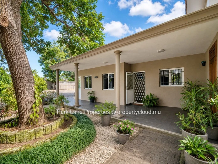 Maison familiale  de 400m2 à Moka  avec piscine, grand jardin et vue Montagne