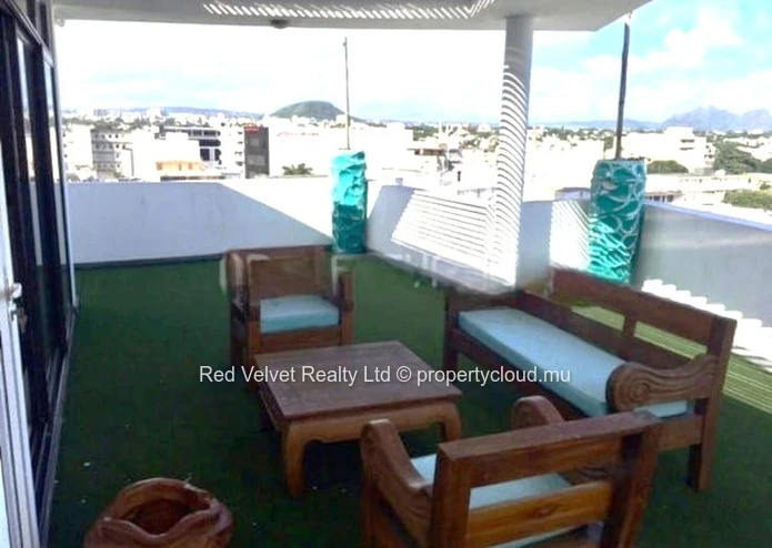 Penthouse luxueux entièrement meublé de 3 chambres à vendre à Rose Hill | Rs (Négociable)