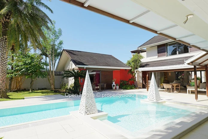 Villa PDS à vendre à Grand Baie, 378m², terrain 1 000m², piscine privée, bureau, options web, accessible aux étrangers.