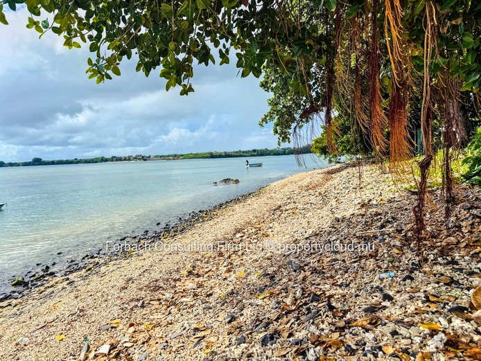Beachfront land at Baie du Tombeau - ideal for stunning project!