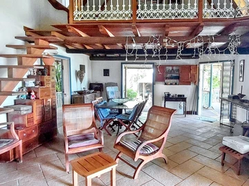 Seafront villa with outbuilding and office space 