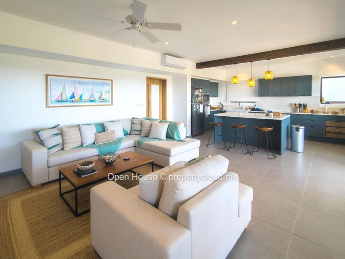 Luxurious penthouse facing the sea in the heart of a prestigious estate. 3 bedrooms, Master suite. Pool and restauran...