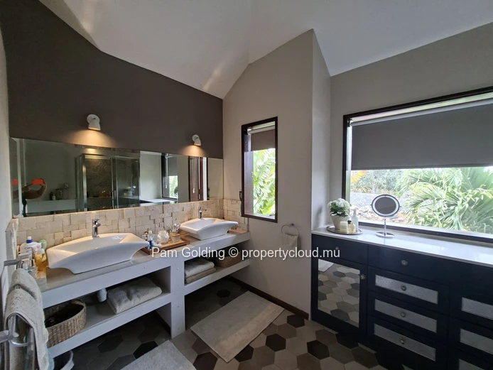 Villa de caractère à vendre – Les Lauriers, Calodyne