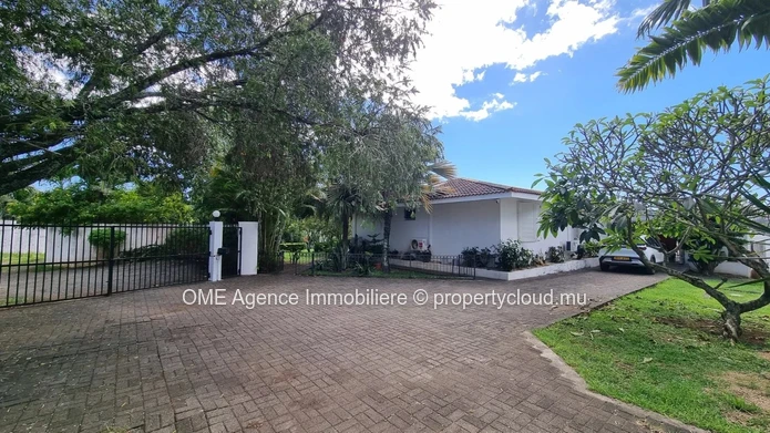 Authentique maison mauricienne sur un vaste terrain tropical avec piscine