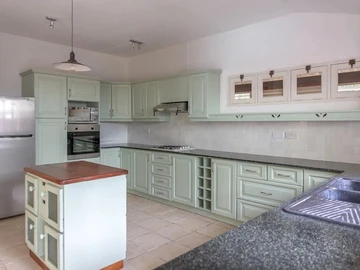 5 Bedroom Villa