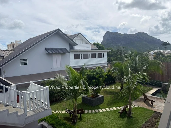 Opportunité rare à 'Vieux Quatre Bornes' 2 Luxueuses Villas sur un terrain de 1396m2 toises à Quatre Bornes - Seuleme...