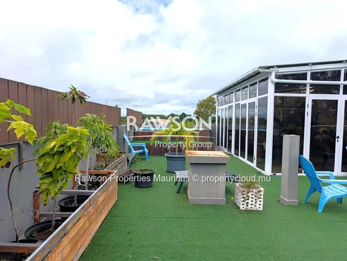 3-Bedroom Penthouse With Private Rooftop & Mountain Views – Grand Baie / Pereybere