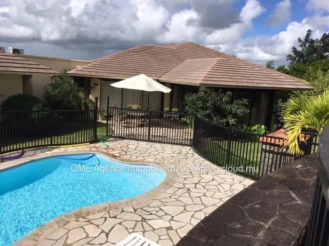 Élégante Villa Familiale avec Vue Panoramique | Hillside