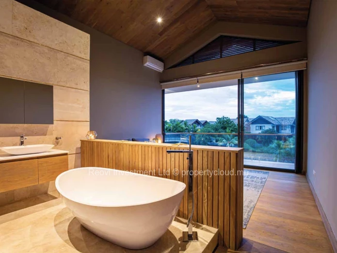 One of a Kind Luxury 5 Bedrooms Villa