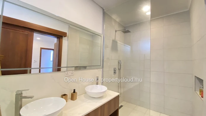 A VENDRE Appartement meublé - 3 chambres en suite - Piscine commune -  salle de gym - parking  en sous-sol privé . Id...