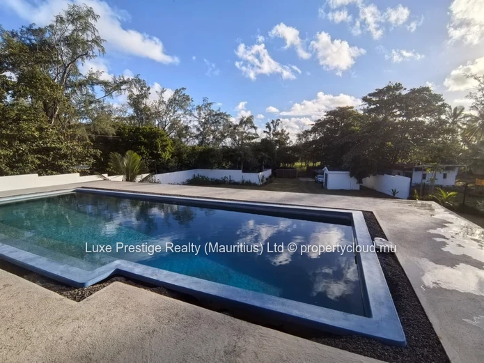 Beachfront 3-Bedroom Villa with Detached Studio on 2,587.75 m² Land in Poste Lafayette | Direct Beach Access | Leaseh...