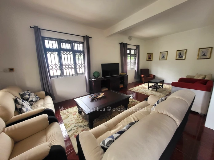 Villa of 3 apartments 300 meters from the sea