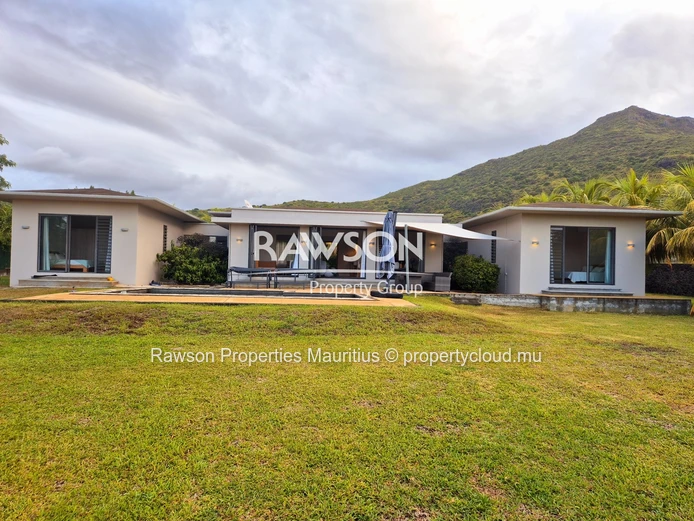 Maison d’Exception de 4 Chambres à Louer | Domaine Sécurisé à Tamarin | Vue sur les Montagnes & Jardin de 4 221 m² 