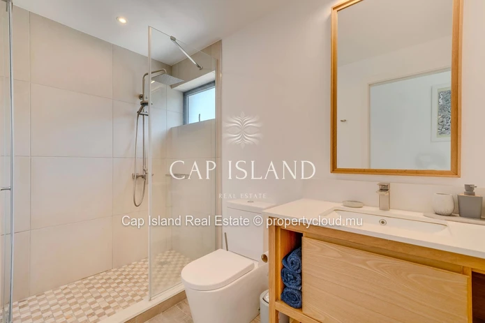 Exceptional penthouse with sea view in secure residence