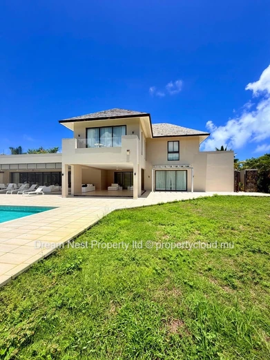 Villa d’Exception de 7 Chambres au Cœur d’un Domaine Privé de Prestige, Proche du Golf et d’un Hôtel 5 Étoiles