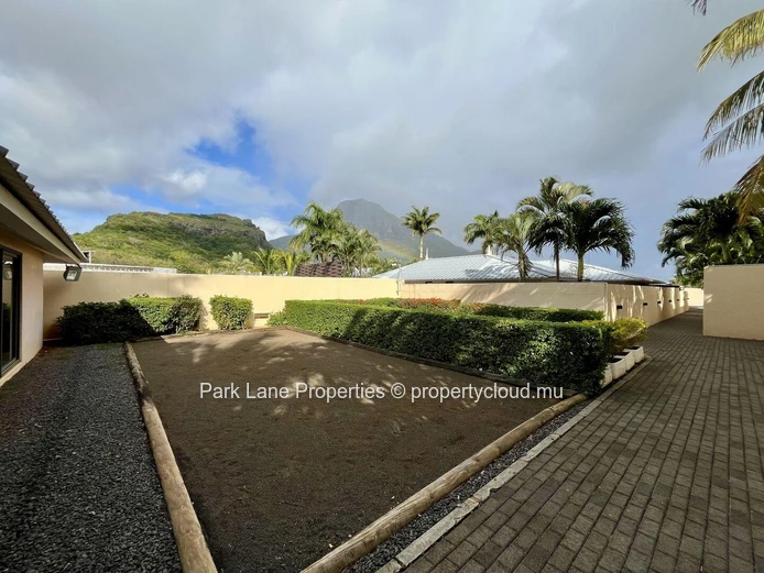 Authentique Oasis Insulaire : Élégante Villa de 4 Chambres avec une Vue Impressionnante sur la Montagne