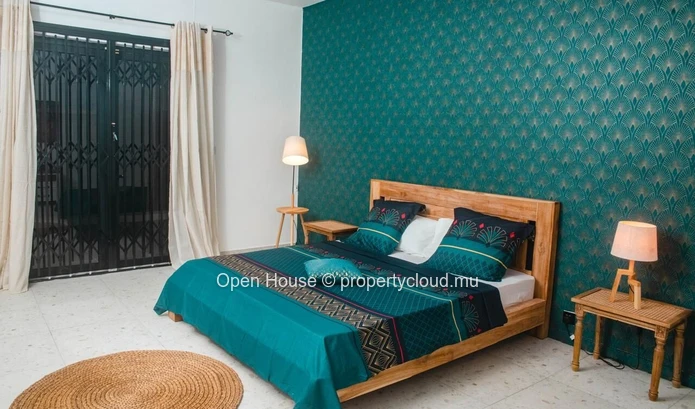 À vendre à Saint Antoine, superbe villa meublée. Elle offre 4 chambres, une piscine privée et un garage double. Idéal...