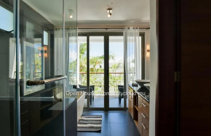 Contemporary villa facing the sea, with beach access, 3 ensuite bedrooms, swimming pool, and gym.