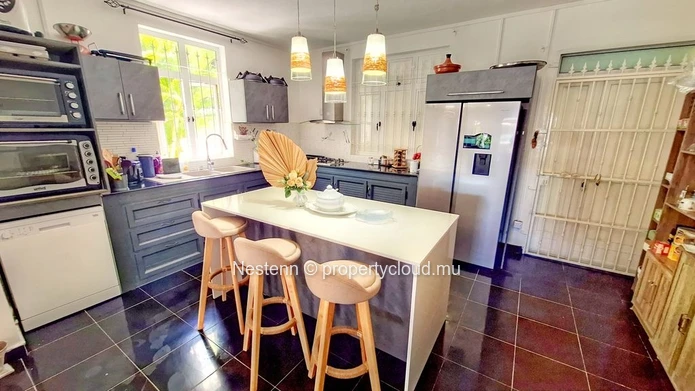 Charming 6 bedroom house with a swimming pool