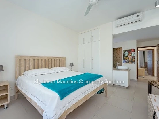 3-Bedroom Apartment with En-Suite Bathrooms, 1 Minute from the Beach