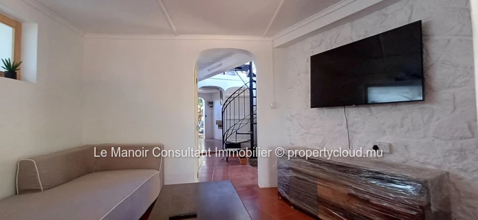 Ideal house for remote work with office, private pool, close to beach, shops and public transport.