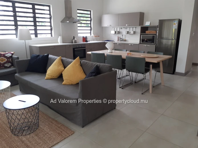 Duplex à louer à Rivière Noire - Black River, 215m², 3 chambres, piscine privée, proche écoles, arrêt de bus, golf, h...
