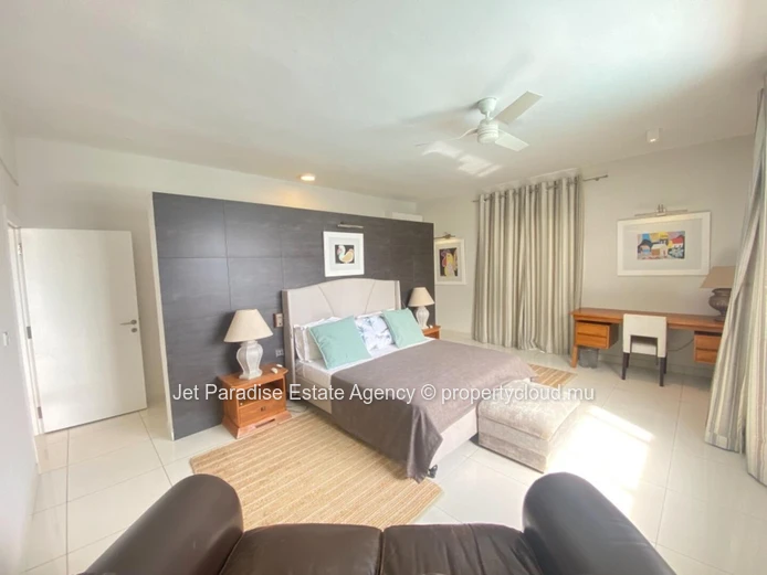 Penthouse RES à vendre à Tamarin, 265m², 3 chambres, piscine privée, vue mer et montagne, proche commodités, parking ...