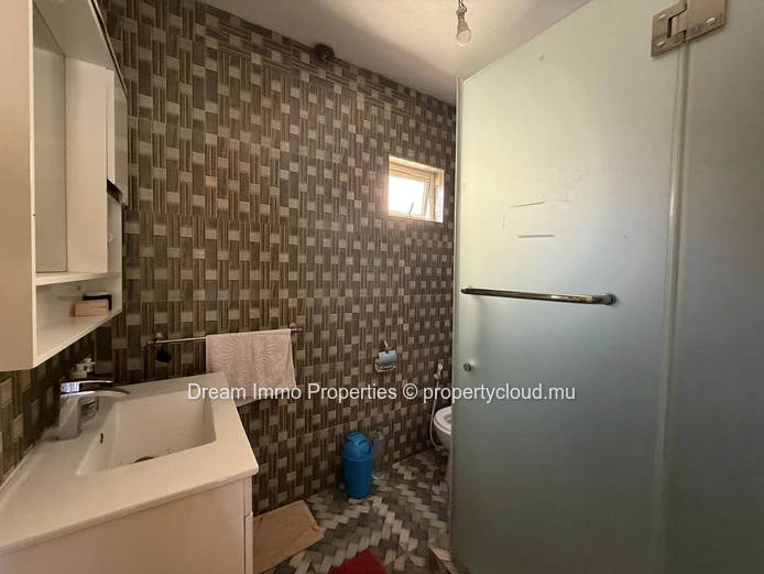 Spacieux triplex meublé de 3 chambres avec jardin privé à Flic en Flac – Ile Maurice