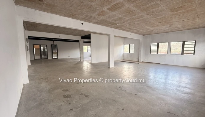 Showroom et espace de bureaux commerciaux de 210 m² à louer à Calebasses – 140 000 Rs/mois Idéalement situé à Calebas...