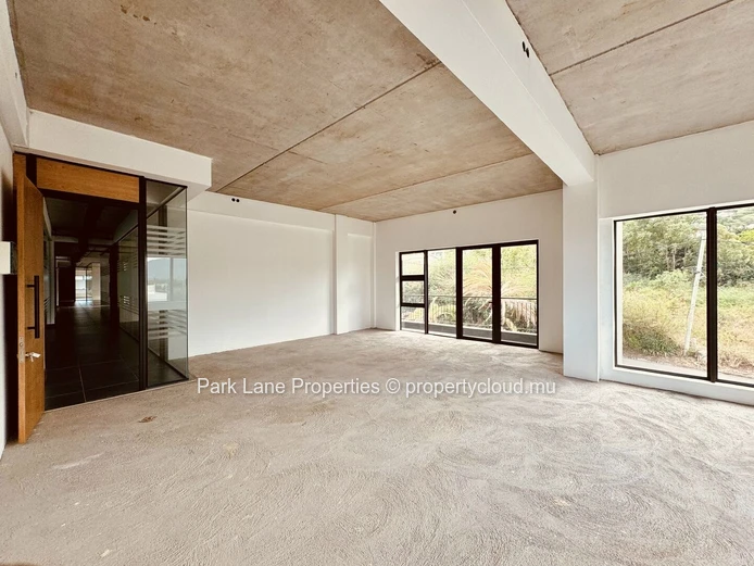 Bureau de 64m2 avec ascenseur et vue dégagée sur le Morne