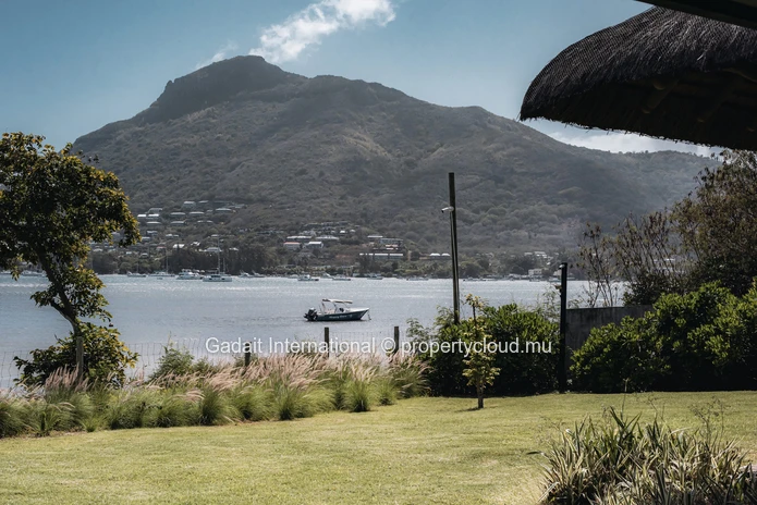 Villa pieds dans l'eau à vendre – Une adresse d'exception sur la côte Ouest de l'Île Maurice