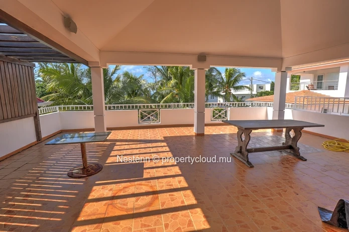 Charming 4-bedroom house in second row 