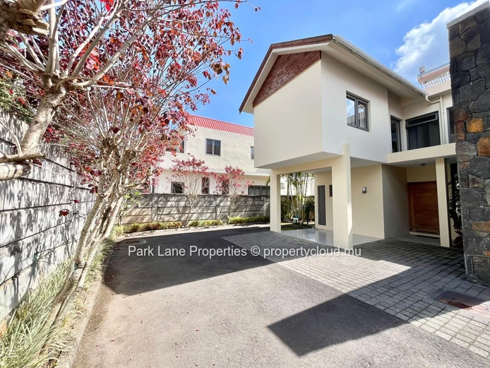 Duplex de type townhouse avec trois chambres, jardin et terrasse à Trianon