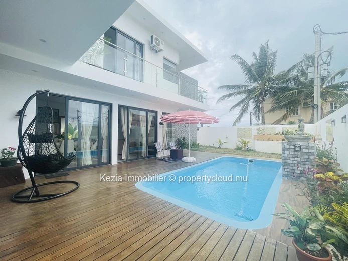 Contemporary Villa In An Intimate Residence 
