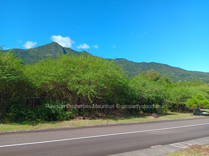 Terrain vacant de 4,224 m² à vendre à Petite Rivière Noire