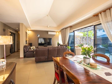 Private 4 Bed Villa just minutes from Bain Boeuf Beach