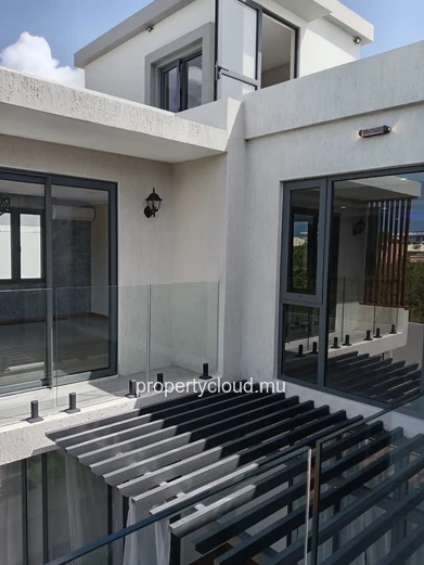 Villa contemporaine neuve à Pereybere – 6 chambres – Piscine centrale – Prestations premium