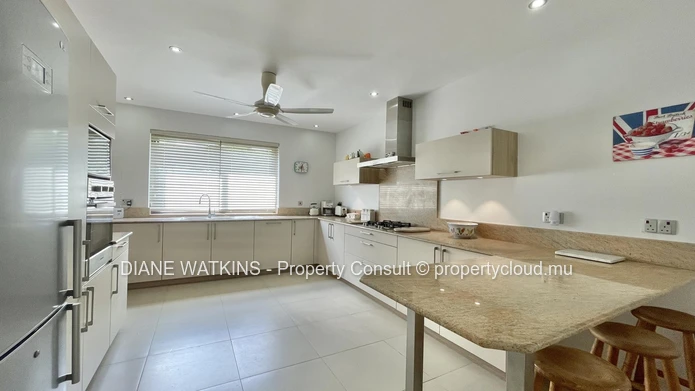 Penthouse en bord de mer à vendre à Rivière Noire | 3 chambres, vue sur la mer et terrasse spacieuse