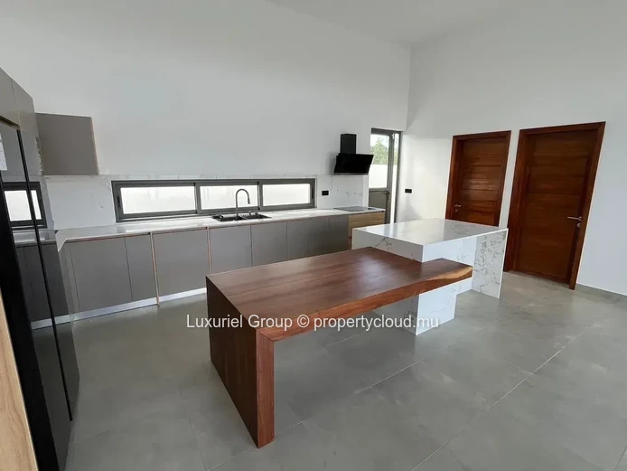 Confort et Élégance à Pereybere : Villa Neuve avec Espaces Ouverts
