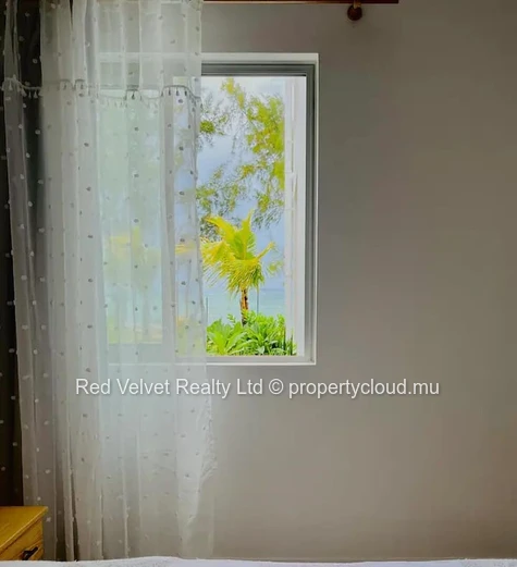 Appartement en bord de mer à louer à Grand Gaube | 3 chambres avec salles de bain attenantes | Terrasse et jardin