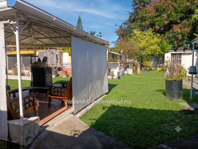 Villa traditionnelle avec 1 chambre, piscine privée, garage et grand jardin. Nécessite des travaux de rénovation. Pro...