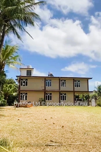 À Vendre : Vaste Terrain Résidentiel D'exception Avec Maison À Chamouny