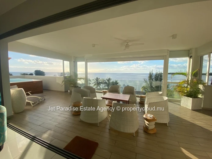Penthouse RES à vendre à Tamarin, 265m², 3 chambres, piscine privée, vue mer et montagne, proche commodités, parking ...