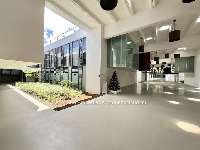 Bureaux modernes  à Phoenix – Rez-de-chaussée + Mezzanine – emplacement stratégique et cadre verdoyant