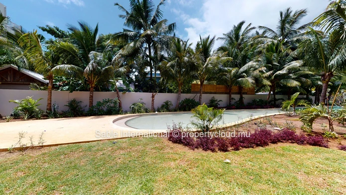Luxurious Penthouse with Communal Pool in Péreybère, 101m² Living Space, Sea Access, Close to Amenities