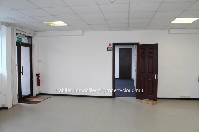For sale - Unfurnished commercial building of 1420 m2 well located in Phoenix.