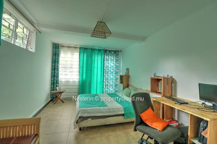 Traditional house with independent studio 