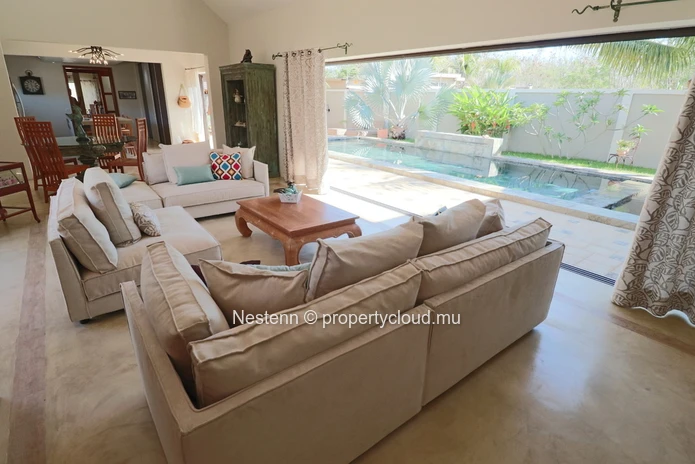 Domaine résidentiel avec 1 villa et 4 bungalows - Avec permis.